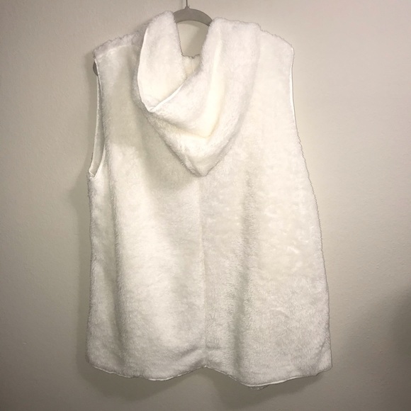 NEW๐Oversized Soft Faux Fur Sherpa Vest - Picture 4 of 5